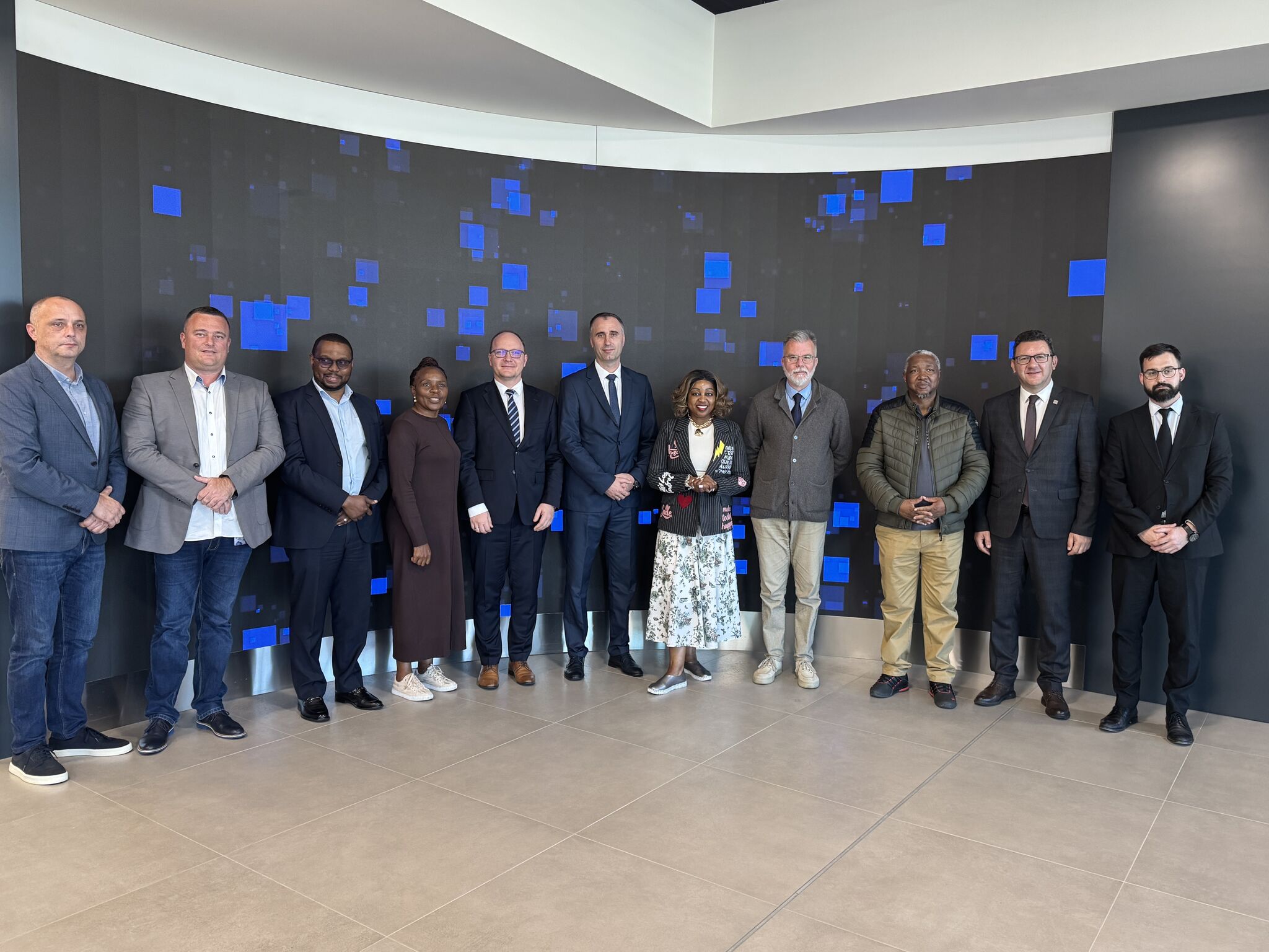 Ministar Ristić i ministarka Savana Mazija u poseti DDC